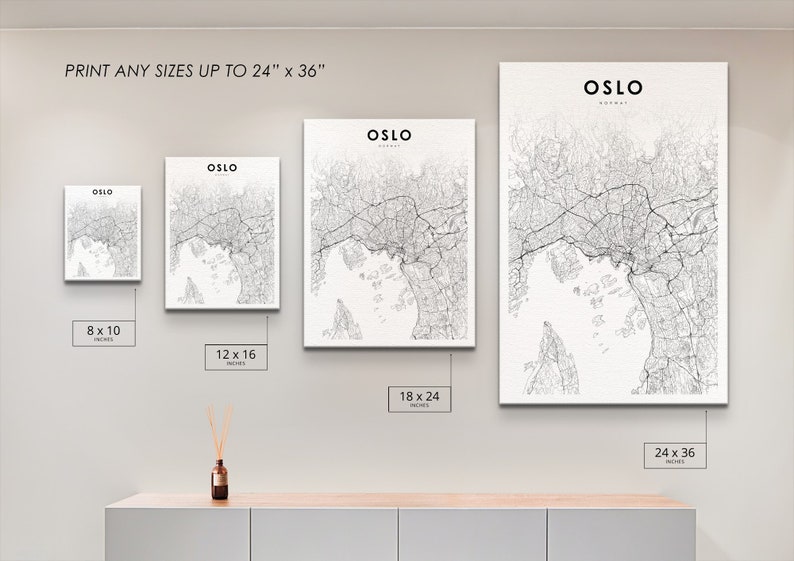 Puede incluir: Una pared blanca con cuatro mapas de la ciudad de Oslo, Noruega, en blanco y negro, enmarcados y colgados en la pared. Los mapas son de diferentes tama&ntilde;os, siendo el m&aacute;s grande de 24 pulgadas por 36 pulgadas. El texto "IMPRIMIR CUALQUIER TAMA&Ntilde;O HASTA 24" x 36" est&aacute; impreso en la parte superior de la pared. El texto "OSLO" est&aacute; impreso en cada mapa.