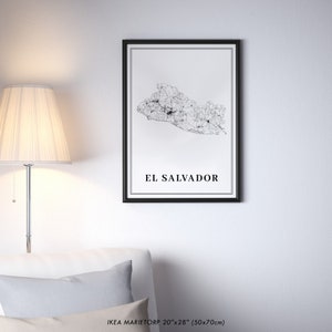 K&ouml;nnte beinhalten: Ein Schwarzwei&szlig;-Linienkunst-Druck von El Salvador in einem schwarzen Rahmen. Der Druck ist 20 Zoll mal 28 Zoll gro&szlig; und mit "IKEA MARIETORP 20"x28" (50x70cm)" beschriftet.