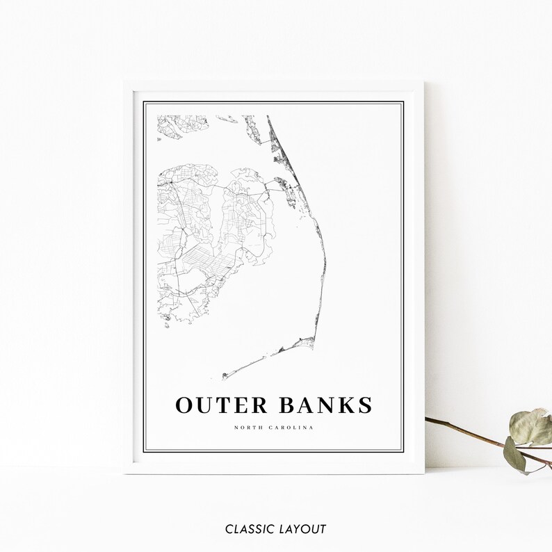 K&ouml;nnte beinhalten: Schwarz-wei&szlig;-Kartenabdruck der Outer Banks, North Carolina. Die Karte zeigt die K&uuml;ste und die Stra&szlig;en der Gegend. Der Text "Outer Banks" und "North Carolina" ist unter der Karte gedruckt.