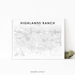 Könnte beinhalten: Ein Schwarzweiß-Kartenabdruck von Highlands Ranch, Colorado. Die Karte zeigt die Straßen und Wege der Stadt. Der Text "HIGHLANDS RANCH" und "COLORADO" ist oben auf der Karte gedruckt. Der Text "MODERN LAYOUT" ist unten auf der Karte gedruckt.