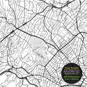 Puede incluir: Un mapa en blanco y negro de una ciudad con un dise&ntilde;o de calles detallado. El mapa incluye carreteras, calles, v&iacute;as fluviales, ferrocarriles, aeropuertos y senderos. El texto "Super Detailed" y "Every Roads, Streets, Railroads, Waterways, Airports, Trails, etc. Still looking great from a distance" est&aacute; en la esquina inferior derecha del mapa.