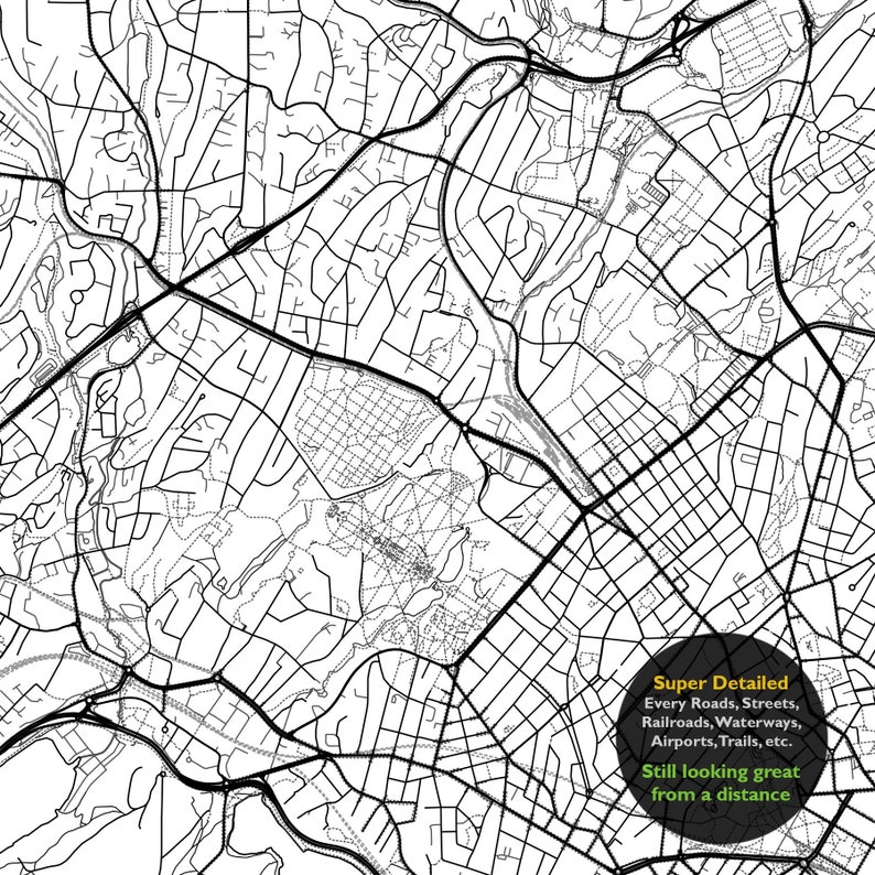Puede incluir: Un mapa en blanco y negro de una ciudad con un dise&ntilde;o de calles detallado. El mapa incluye carreteras, calles, v&iacute;as fluviales, ferrocarriles, aeropuertos y senderos. El texto "Super Detailed" y "Every Roads, Streets, Railroads, Waterways, Airports, Trails, etc. Still looking great from a distance" est&aacute; en la esquina inferior derecha del mapa.