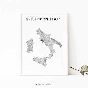 Könnte beinhalten: Eine Schwarz-Weiß-Linienkarte von Süditalien mit dem Text "SOUTHERN ITALY" und "ITALY" in Schwarz über der Karte. Der Text "MODERN LAYOUT" befindet sich in Schwarz unter der Karte.