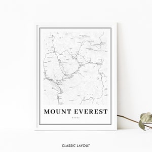 Pu&ograve; includere: Una mappa in bianco e nero del Monte Everest in Nepal. La mappa mostra l'area circostante, inclusi i sentieri e le citt&agrave;. Il testo "MOUNT EVEREST" e "NEPAL" &egrave; stampato sotto la mappa.