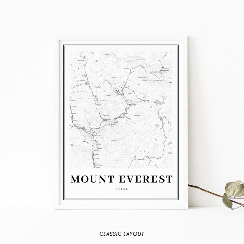 Pu&ograve; includere: Una mappa in bianco e nero del Monte Everest in Nepal. La mappa mostra l'area circostante, inclusi i sentieri e le citt&agrave;. Il testo "MOUNT EVEREST" e "NEPAL" &egrave; stampato sotto la mappa.