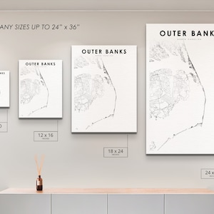 K&ouml;nnte beinhalten: Eine wei&szlig;e Wand mit vier Schwarzwei&szlig;drucken von Karten der Outer Banks, North Carolina. Die Drucke sind in verschiedenen Gr&ouml;&szlig;en: 8x10 Zoll, 12x16 Zoll, 18x24 Zoll und 24x36 Zoll. Der Text "DRUCKEN SIE ALLE GR&Ouml;SSEN BIS ZU 24" x 36" befindet sich oben an der Wand.