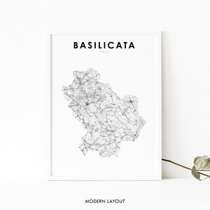 Könnte beinhalten: Gerahmter Druck mit dem Wort "BASILICATA" oben und "ITALY" darunter. Der Druck zeigt eine detaillierte schwarz-weiße Karte der Region Basilikata. Die Worte "MODERN LAYOUT" stehen unten.