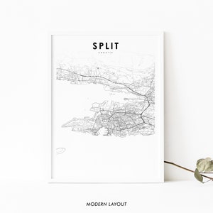 Könnte beinhalten: Ein Schwarzweiß-Kartenabdruck von Split, Kroatien. Die Karte zeigt die Straßen und die Küste der Stadt. Der Text "SPLIT" und "CROATIA" ist oben auf der Karte in Schwarz gedruckt. Der Text "MODERN LAYOUT" ist unten auf der Karte in Schwarz gedruckt.