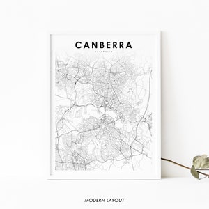 Peut inclure: Une carte imprimée en noir et blanc de Canberra, en Australie. La carte montre les rues et les monuments de la ville. Le titre "Canberra, Australie" est imprimé en haut de la carte. Les mots "Modern Layout" sont imprimés en bas de la carte.