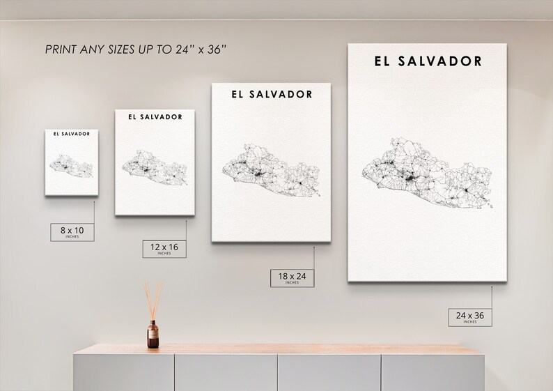 K&ouml;nnte beinhalten: Vier verschiedene Gr&ouml;&szlig;en eines Schwarzwei&szlig;drucks einer Karte von El Salvador. Der Druck ist in den Gr&ouml;&szlig;en 8x10 Zoll, 12x16 Zoll, 18x24 Zoll und 24x36 Zoll erh&auml;ltlich.