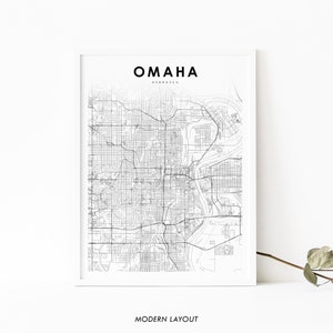 Puede incluir: Un mapa en blanco y negro de Omaha, Nebraska, con el nombre de la ciudad y el estado impresos en la parte superior. El mapa está enmarcado en un marco blanco y tiene las palabras "Modern Layout" impresas debajo del mapa.