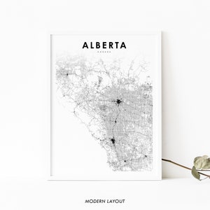 Puede incluir: Un mapa en blanco y negro enmarcado de Alberta, Canadá. El mapa detalla las carreteras y ciudades de la provincia. La palabra "ALBERTA" está impresa en la parte superior, con "CANADÁ" debajo. La frase "MODERN LAYOUT" está impresa en la parte inferior.