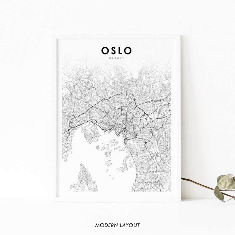 Puede incluir: Un mapa de Oslo, Noruega, en blanco y negro, hecho con l&iacute;neas. El mapa muestra las calles y v&iacute;as fluviales de la ciudad. La palabra "OSLO" est&aacute; impresa en negro en la parte superior del mapa, con "NORWAY" impresa en una fuente m&aacute;s peque&ntilde;a debajo. Las palabras "MODERN LAYOUT" est&aacute;n impresas en negro en la parte inferior del mapa.
