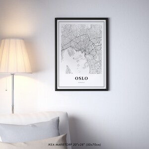 Puede incluir: Impresi&oacute;n de mapa de Oslo, Noruega, en blanco y negro, con l&iacute;neas finas, en un marco negro. La impresi&oacute;n mide 50 cm por 70 cm (20 pulgadas por 28 pulgadas).