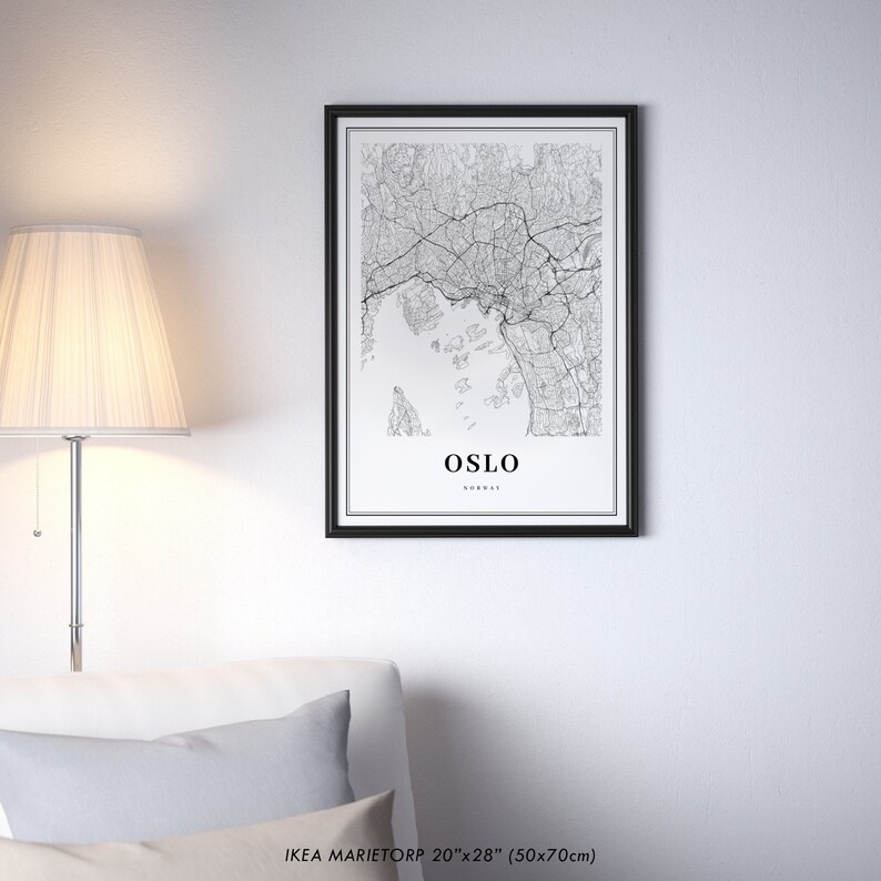 Puede incluir: Impresi&oacute;n de mapa de Oslo, Noruega, en blanco y negro, con l&iacute;neas finas, en un marco negro. La impresi&oacute;n mide 50 cm por 70 cm (20 pulgadas por 28 pulgadas).