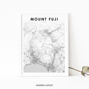 Puede incluir: Una impresión de mapa en blanco y negro del monte Fuji, Japón. La impresión presenta un diseño moderno con el nombre "Monte Fuji" y "Japón" en texto negro en la parte superior del mapa.