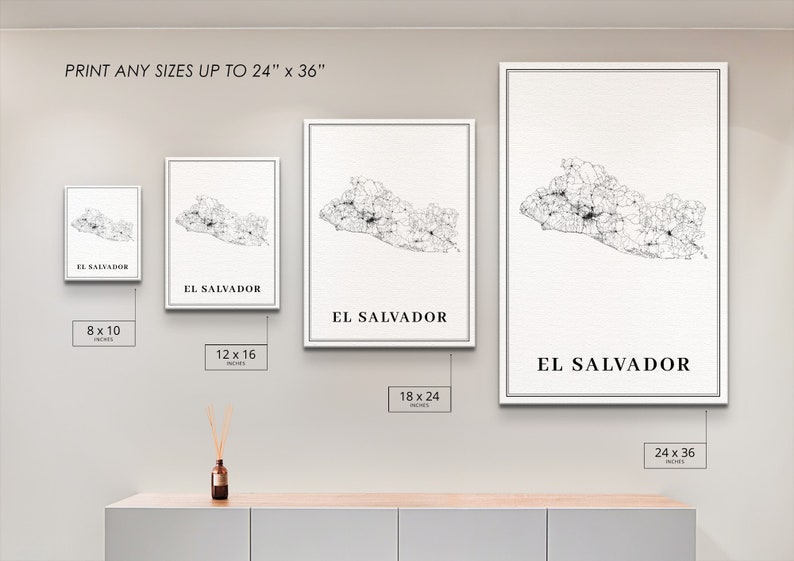 K&ouml;nnte beinhalten: Vier verschiedene Gr&ouml;&szlig;en eines Schwarzwei&szlig;-Linienkunst-Drucks von El Salvador. Der Druck ist in den Gr&ouml;&szlig;en 8x10 Zoll, 12x16 Zoll, 18x24 Zoll und 24x36 Zoll erh&auml;ltlich.