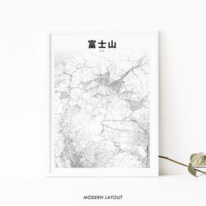 Puede incluir: Un mapa en blanco y negro de una ciudad con el texto "富士山" en caracteres japoneses. El mapa está enmarcado en un marco blanco y tiene el texto "MODERN LAYOUT" debajo del mapa.