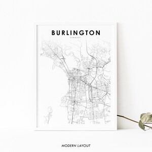 Könnte beinhalten: Ein Schwarzweiß-Kartenabdruck von Burlington, Vermont. Die Karte zeigt die Straßen und Sehenswürdigkeiten der Stadt. Der Titel "Burlington, Vermont" ist oben auf der Karte gedruckt. Die Worte "Modern Layout" sind unten auf der Karte gedruckt.