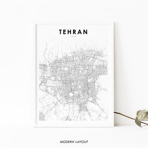 Pode incluir: Uma impressão de mapa em preto e branco de Teerã, Irã. O mapa mostra as ruas e os marcos da cidade. O título "TEHRAN" e "IRAN" são impressos em preto no topo do mapa. As palavras "MODERN LAYOUT" são impressas em preto na parte inferior do mapa.