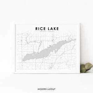 Könnte beinhalten: Eine Schwarzweißkarte des Rice Lake in Ontario, Kanada. Die Karte zeigt den See und die Umgebung mit Straßen und anderen Merkmalen.