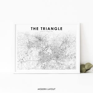 Puede incluir: Impresión enmarcada en blanco y negro del área del Triángulo de Carolina del Norte. El texto "THE TRIANGLE" está en la parte superior, con "NORTH CAROLINA" debajo. Las palabras "MODERN LAYOUT" están en la parte inferior.