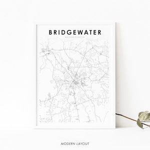 Könnte beinhalten: Ein Schwarzweiß-Kartenabdruck von Bridgewater, Massachusetts. Die Karte zeigt die Straßen und Wege der Stadt. Der Text "BRIDGEWATER" und "MASSACHUSETTS" ist oben auf der Karte gedruckt. Der Text "MODERN LAYOUT" ist unten auf der Karte gedruckt.