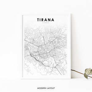 Pode incluir: Uma impressão de mapa em preto e branco de Tirana, Albânia. O mapa mostra as ruas e pontos de referência da cidade. O título "Tirana, Albânia" está impresso na parte superior do mapa. As palavras "Modern Layout" estão impressas na parte inferior do mapa.