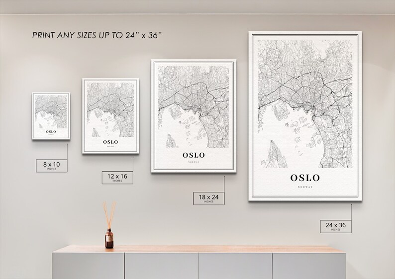 Puede incluir: Cuatro mapas en blanco y negro de Oslo, Noruega, enmarcados, con el nombre de la ciudad y el tama&ntilde;o impresos debajo de cada mapa. Los mapas se muestran en una pared blanca con un estante de madera debajo. Los tama&ntilde;os de los mapas son 8 x 10 pulgadas, 12 x 16 pulgadas, 18 x 24 pulgadas y 24 x 36 pulgadas.