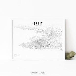 Könnte beinhalten: Eine Schwarzweiß-Linienkarte von Split, Kroatien. Die Karte zeigt die Straßen und Wasserwege der Stadt. Der Text "SPLIT" und "CROATIA" ist oben auf der Karte in Schwarz gedruckt.