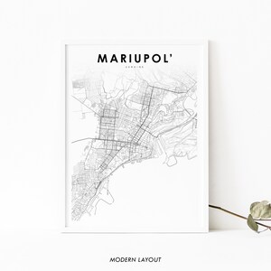 Puede incluir: Una impresión de mapa de ciudad en blanco y negro de Mariúpol, Ucrania. El mapa muestra las calles y los puntos de referencia de la ciudad. El título "Mariúpol, Ucrania" está impreso en la parte superior del mapa. Las palabras "Diseño moderno" están impresas en la parte inferior del mapa.