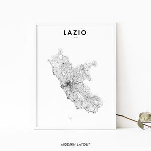 Może przedstawiać: Czarno-biała mapa Lazjum we Włoszech, wykonana w formie linii, z tekstem "LAZIO ITALY" u góry mapy. Mapa jest oprawiona w białą ramkę, a tekst "MODERN LAYOUT" znajduje się na dole obrazu.