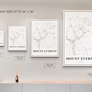 Pu&ograve; includere: Una stampa su tela bianca di una mappa del Monte Everest, Nepal. La stampa &egrave; disponibile in quattro dimensioni: 8x10 pollici, 12x16 pollici, 18x24 pollici e 24x36 pollici.