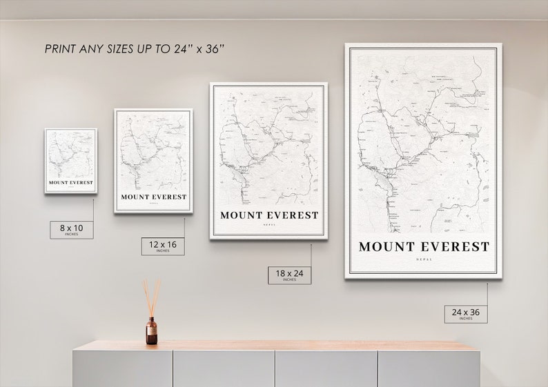 Pu&ograve; includere: Una stampa su tela bianca di una mappa del Monte Everest, Nepal. La stampa &egrave; disponibile in quattro dimensioni: 8x10 pollici, 12x16 pollici, 18x24 pollici e 24x36 pollici.