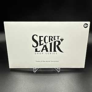 MTG Secret Lair ~ Boekdeel van de astrale tovenares ~ verzegeld in de hand!