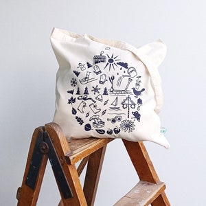 Schwedische Jahreszeiten Illustration Siebdruck Fairtrade Bio-Baumwolle Tragetasche Handgemacht in Schweden