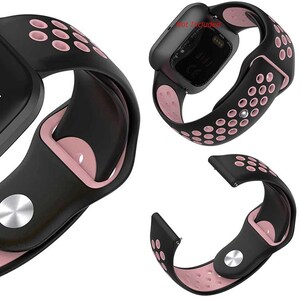 Peut inclure: Bracelet de montre en silicone noir et rose avec un design respirant et perfor&eacute;. Le bracelet est compatible avec les montres intelligentes Fitbit Versa 3 et Sense.