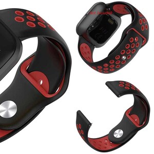 Peut inclure: Bracelet de montre en silicone noir et rouge avec un design perfor&eacute;. Le bracelet est compatible avec les montres intelligentes Fitbit Versa 3 et Sense.