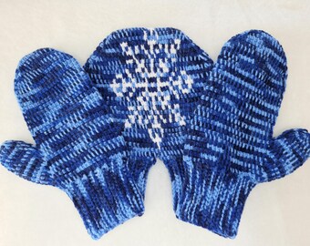 Könnte beinhalten: Ein Paar handgestrickte Fäustlinge in Blau- und Weißtönen mit einem Schneeflockenmuster auf dem Handrücken. Die Fäustlinge sind handgefertigt und bieten ein warmes und gemütliches Accessoire für die Wintersaison. Maße in Zentimetern.