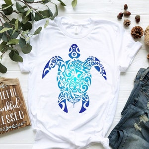 Maglietta tartaruga marina tribale / regalo tartaruga / maglietta hawaiana / arte maori polinesiana / isolano / arte del tatuaggio / maglietta oceano blu / vita marina / tribale