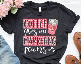 Koffie geeft me marketingkrachten | Grappig Cute Marketing Shirt | Leuke Marketing Afdeling Shirt | Marketing Grad | Koffie Lover Cadeau