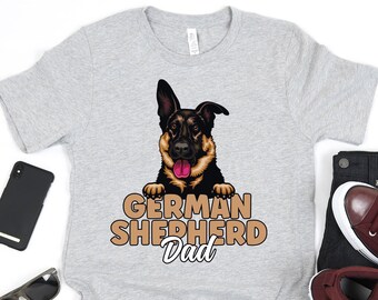 Könnte beinhalten: Ein graues T-Shirt mit einer braunen Grafik eines Deutschen Schäferhundes, der über den Text "German Shepherd Dad" schaut.