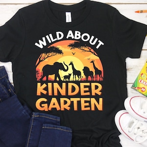 Wild Über Kindergarten Shirt, Zoo-Tiere Zurück zu Schule Shirt, Kindergarten Erster Schultag Safari Shirt, Schule Safari Tiere Shirt