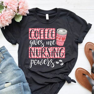 Kaffee gibt mir Stillkräfte | Lustiges süßes Krankenschwester Shirt | Süßes Stillshirt | Geschenk für Krankenschwestern | Kaffeeliebhaber Geschenk | Geschenk Krankenschwester Absolventen