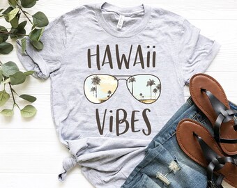 Hawaii Vibes Camisa / Linda camisa de vacaciones / Hawaii Regalo / Camisa de gafas de sol / Camisa de verano / Tropical Island Trip / Palm Tree Beach Regalo