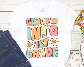 Groovin Into First Grade, Cute Groovy First Day of 1st Grade Shirt, Groovy Back to School Shirt para niños, First Day of School Shirt para niños