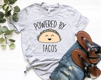 Powered By Tacos | Słodka, zabawna koszulka Taco | Prezent Taco | Prezent dla smakosza | Miłośnik meksykańskiego jedzenia | Pastelowy Kawaii | Koszulka dla miłośnika Taco | Cinco De Mayo