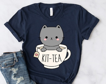 Maglietta kit, maglietta divertente con gattino in tazza di tè, regalo per amante dei gatti, maglietta divertente con gioco di parole di gatti, maglietta amante del tè, maglietta con gatto carino, arte Kawaii