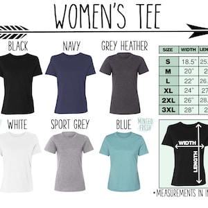 Puede incluir: Un gr&aacute;fico que muestra diferentes colores de camisetas para mujer con informaci&oacute;n de tallas y medidas en pulgadas. Los colores incluyen negro, azul marino, gris jaspeado, blanco, gris deportivo y azul.