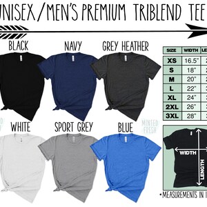Puede incluir: Una camiseta unisex de triblend en negro, azul marino, gris jaspeado, blanco, gris deportivo y azul. La camiseta est&aacute; disponible en tallas XS a 3XL. La tabla de tallas muestra el ancho y la longitud de cada talla en pulgadas.